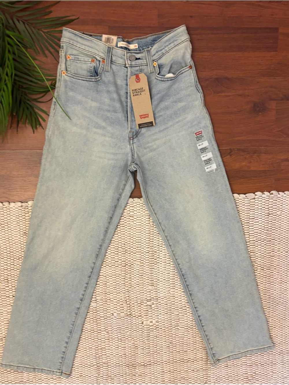 NWT Women’s Levi’s High Rise Rib Cage Straight Ankle Light Wash 28x27 Buttonfly